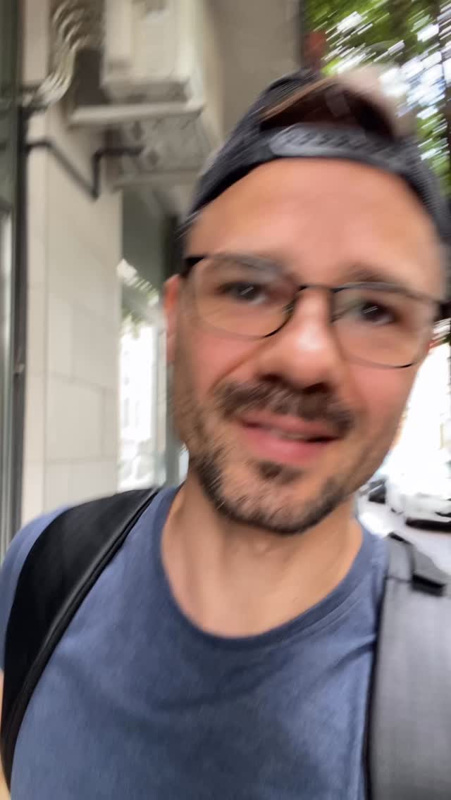 Egy online kurzus moduljainak tananyag-felépítése négy kulcselemre épül:

	1.	Mit? – A konkrét tudás