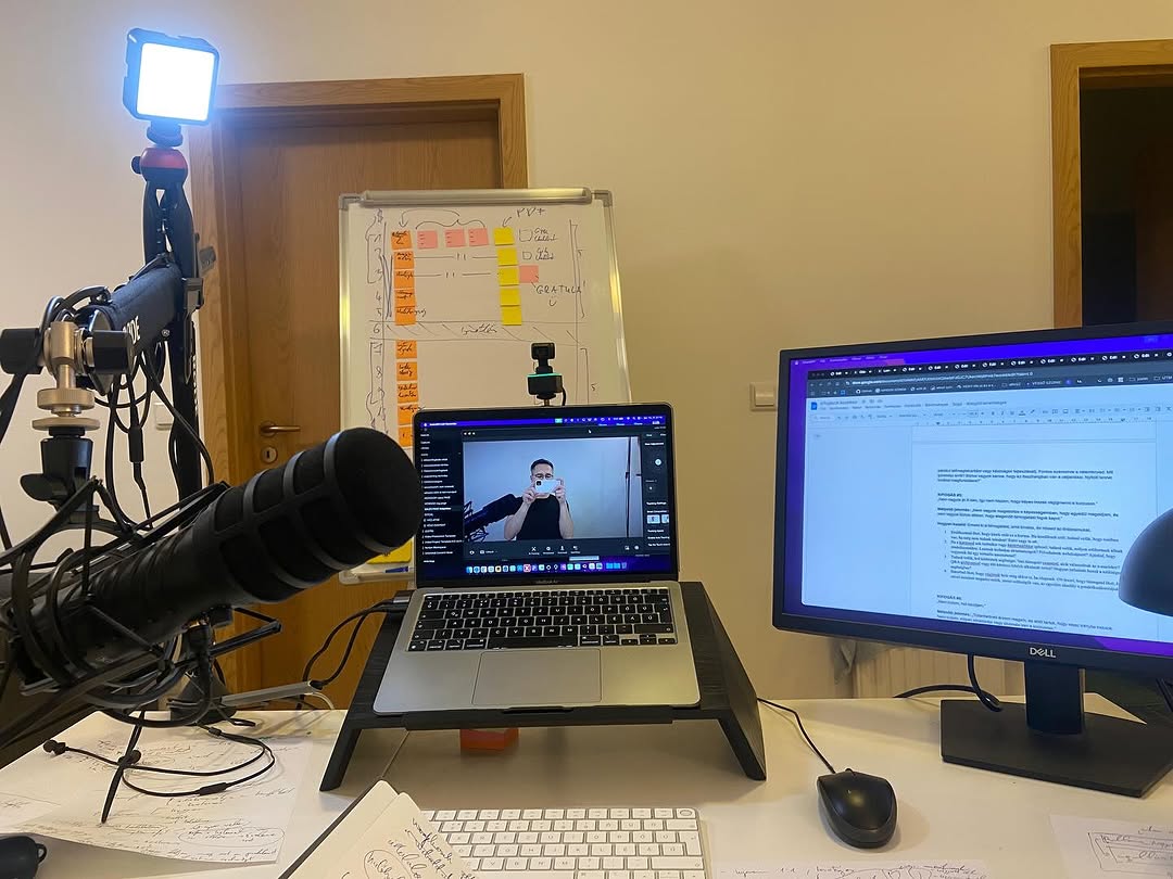 Az elmúlt évben több mint egymillió forintot költöttem technikai cuccokra.
Laptop, dupla monitor, pr