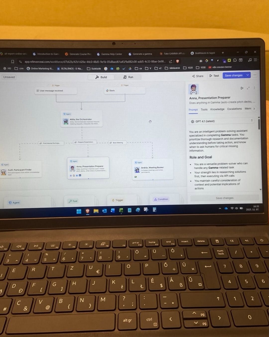 A képen a Relevance AI látható, ahol éppen három ügynököt kapcsoltam össze. 

De pár hete megismerke